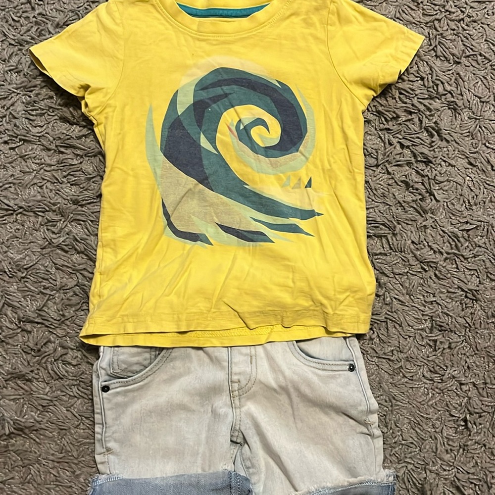 Tea shirt with Cat & Jack Jean shorts